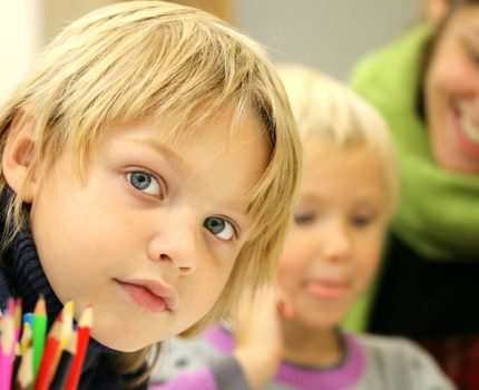 Budowanie Pewności Siebie u Dzieci Poprzez Edukację Montessori