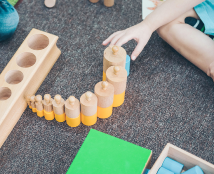 Pedagogika Montessori – jak korzystać z niej w domu?