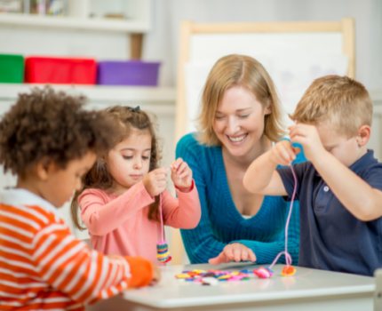 Jak pomóc dziecku w rozwijaniu umiejętności społecznych w oparciu o podejście Montessori?