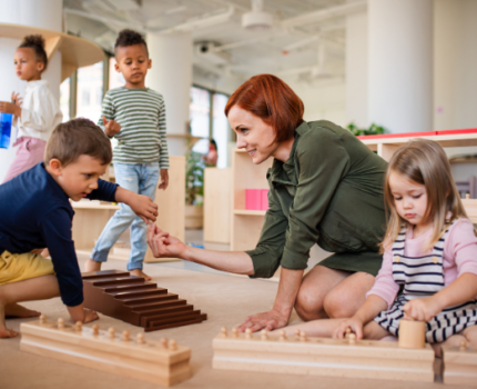 Wychowanie dzieci w duchu metody Montessori – czym się charakteryzuje