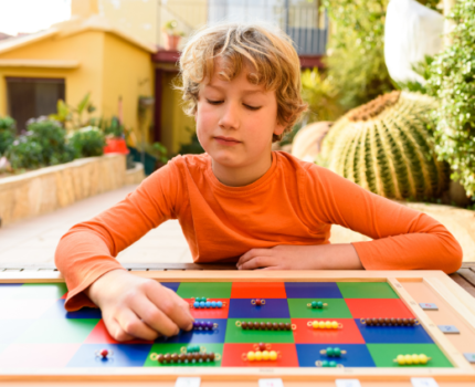 Rola rodzica w wychowaniu Montessori: przewodnik ku samodzielności dziecka
