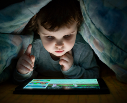 Jak nauczyć dziecko mądrze korzystać z Internetu?