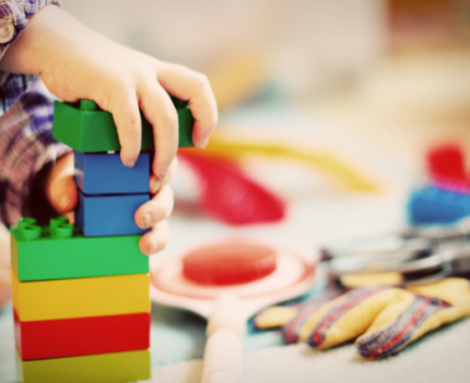 Metoda Montessori w Domu: Jak Wspierać Rozwój Dziecka Poza Przedszkolem