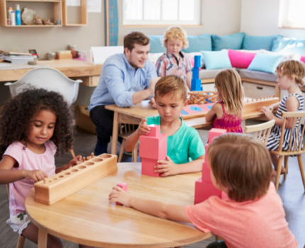 Budowanie Wspólnoty w Klasie Montessori: Jak To Robią Nauczyciele?